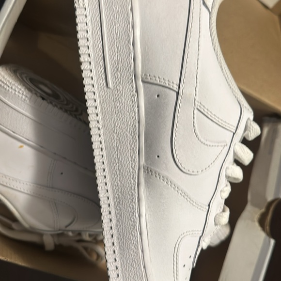 Nike worn once very light wear some small stains barely can see them - Picture 4 of 6